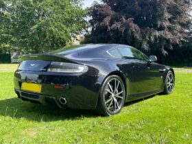 
									Aston Martin V8 Vantage full								